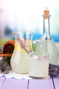 Lavanta limonata cam şişe ve sürahi, parlak zemin üzerine Menekşe ahşap tablo