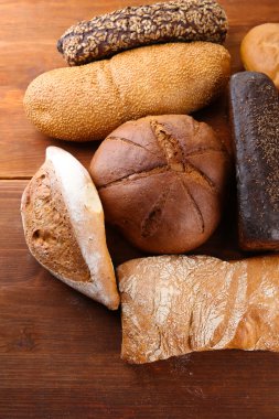 ahşap tahta üzerinde ekmek