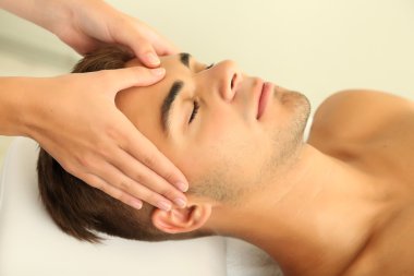 baş masajı kadar yakın olan adam