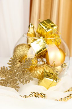 Cam vazo içinde Noel süsleri yakın çekim