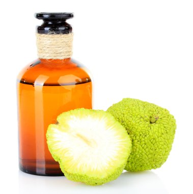 Osage turuncu meyveler (maclura pomifera) ve ilaç şişesi, üzerinde beyaz izole