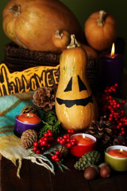 Halloween pumpkins ve mumları yakın çekim ile kompozisyon