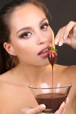 çilek çikolata kahverengi zemin üzerine ile güzel genç kız portresi