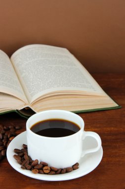 kahve kahve çekirdekleri ve kahverengi zemin üzerine ahşap masa kitap