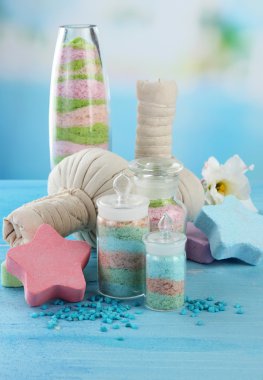 cam şişeler ve bitkisel aromatik tuzları topları mavi zemin üzerine kaplıca tedavisi için sıkıştırın