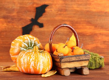 Cadılar Bayramı kompozisyon kahverengi ahşap zemin üzerinde