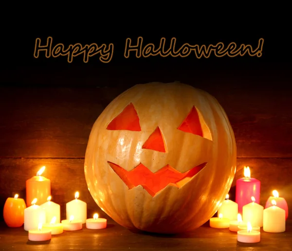 Halloween-Kürbis und Kerzen, auf Holzgrund — Stockfoto