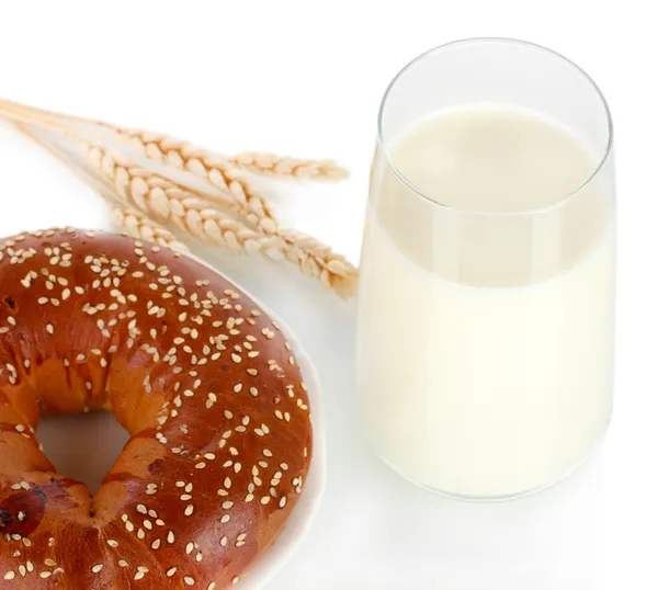 Ekmek rulo ve süt beyaz izole — Stok fotoğraf