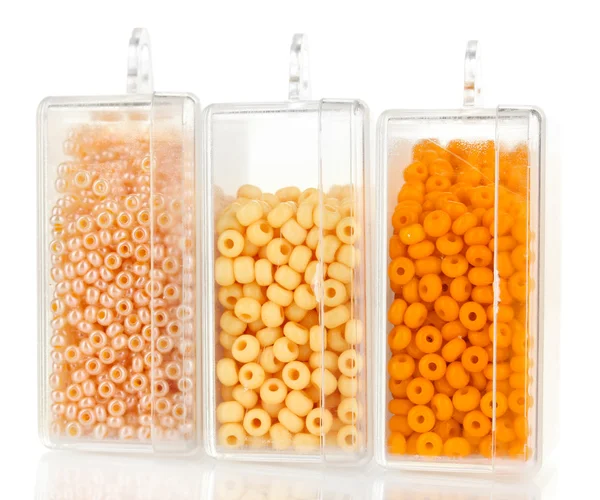 Tas de perles colorées dans des boîtes isolées sur blanc — Photo