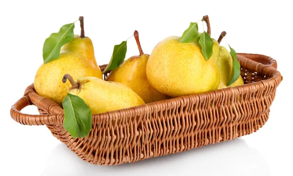 Sappige peren in rieten mand geïsoleerd op wit — Stockfoto