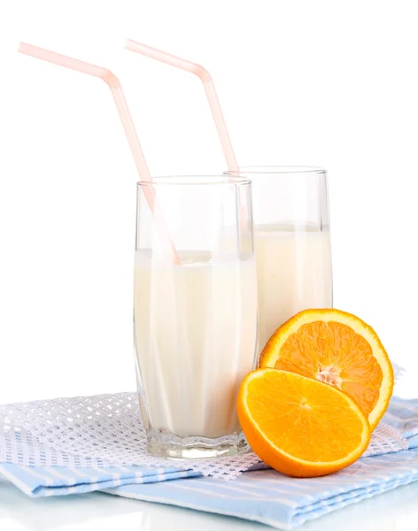 Deliciosos batidos de leche con naranja aislada en blanco —  Fotos de Stock