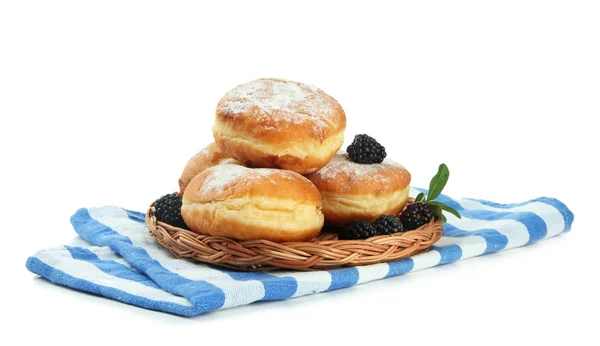 Sabrosas rosquillas con bayas, aisladas en blanco —  Fotos de Stock