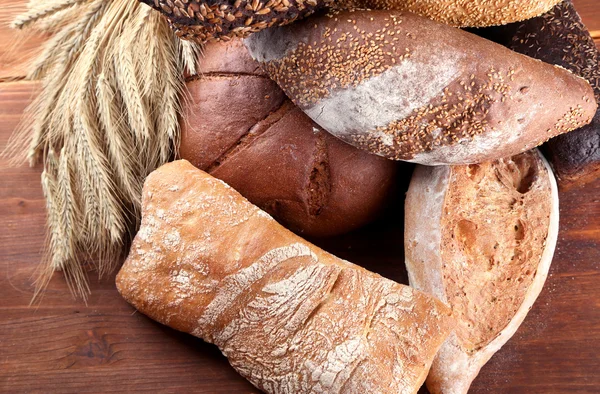 Muito pão em tábua de madeira — Fotografia de Stock