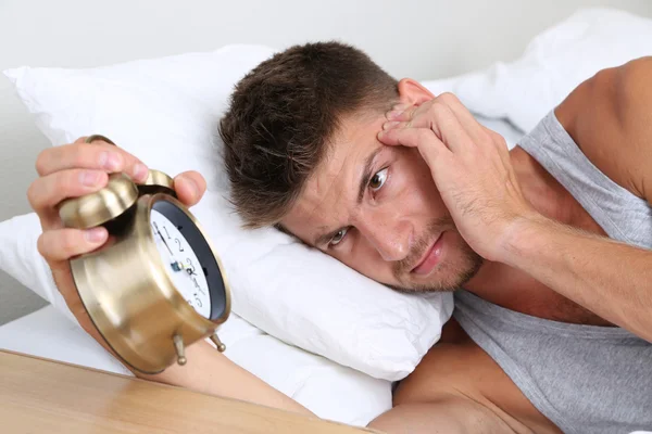 Bonito jovem homem na cama — Fotografia de Stock