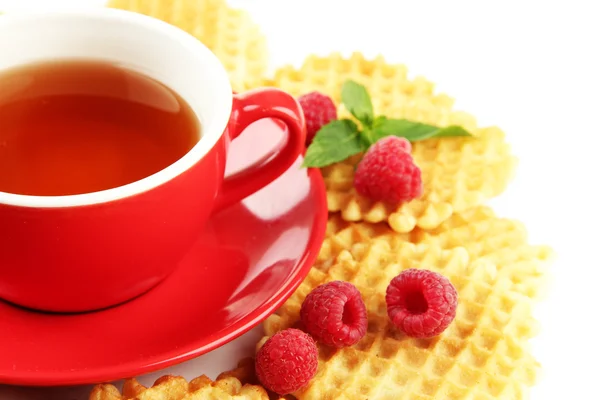 Taza de té con galletas y frambuesas de cerca —  Fotos de Stock