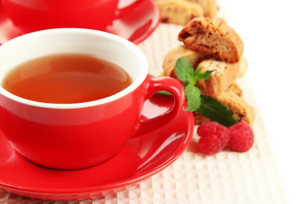 Xícara de chá com biscoitos e framboesas close-up — Fotografia de Stock