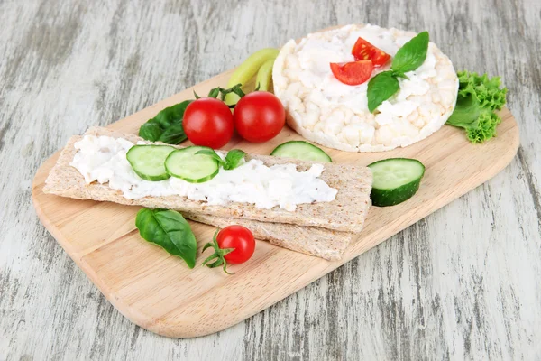 Leckere Knäckebrot mit Gemüse auf Holzboden — Stockfoto