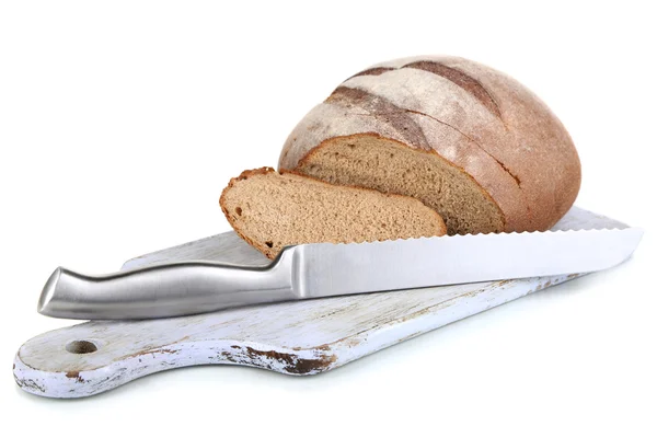 Вырезать хлеб на деревянной доске изолированы на белом — стоковое фото