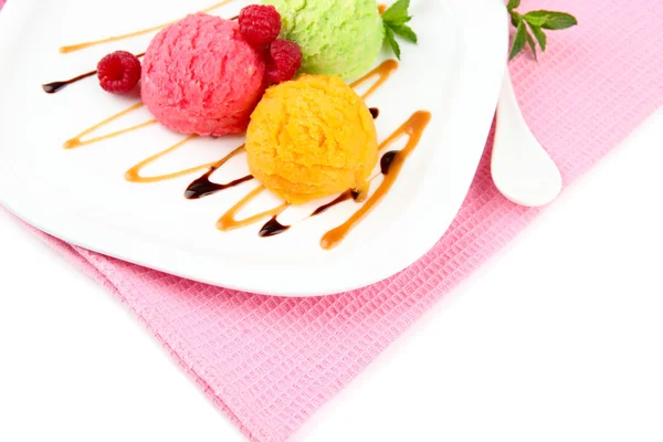 Вкусное мороженое на тарелке крупным планом — стоковое фото
