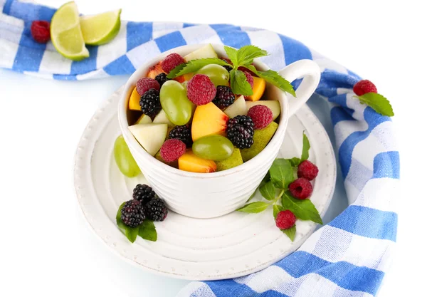 Obstsalat in Tasse in der Nähe von Serviette isoliert auf weiß — Stockfoto