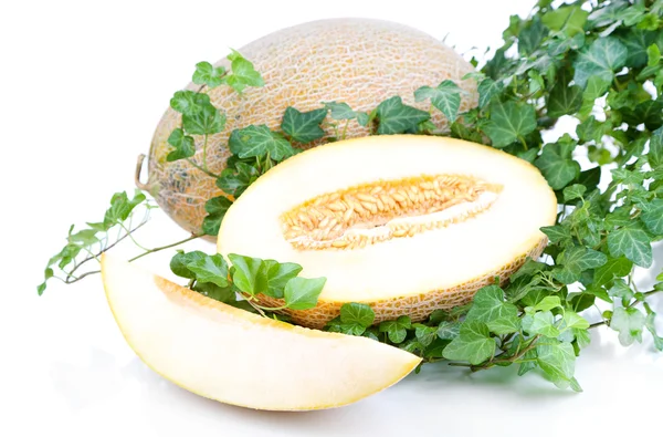Reife Melonen in Blättern isoliert auf weiß — Stockfoto