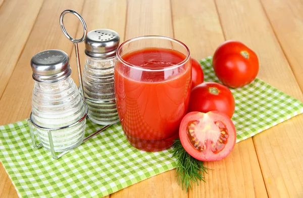 Jugo de tomate en vaso, sobre fondo de madera — Foto de Stock