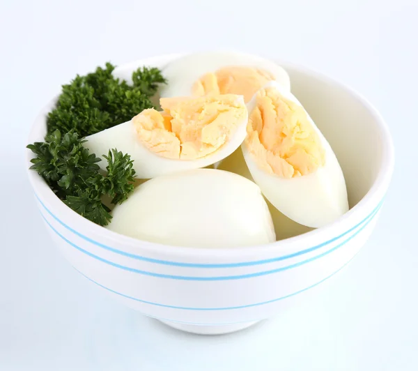 Βραστά αυγά σε μπολ που απομονώνονται σε λευκό — Φωτογραφία Αρχείου