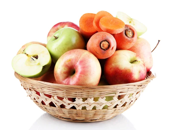 Τα γλυκά μήλα και τα καρότα στο καλάθι που απομονώνονται σε λευκό — Φωτογραφία Αρχείου