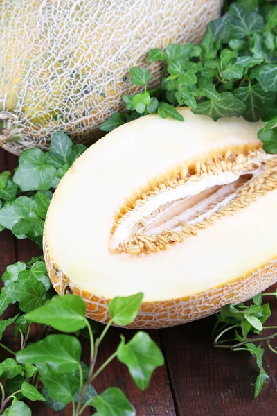 Rijpe meloenen op houten tafel close-up — Stockfoto