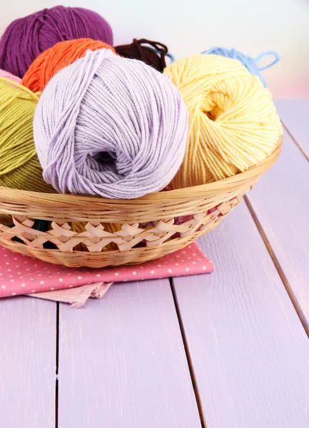 Разноцветные клювы в плетеной корзине с салфетками крупным планом — стоковое фото