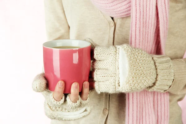 Kvinnliga händer med träff drink, på ljus bakgrund — Stockfoto