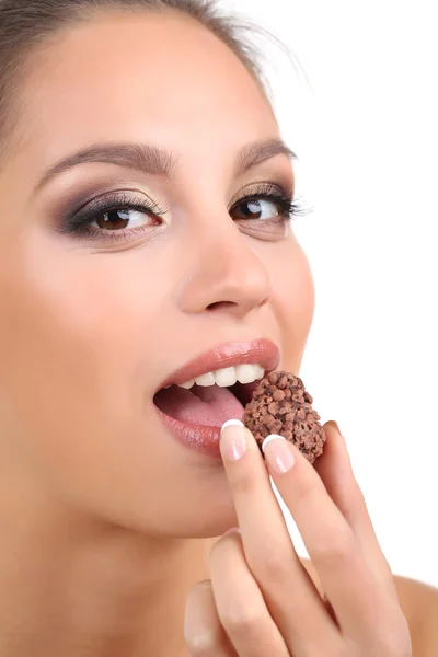 Portret van mooie jonge meisje met chocolade snoep geïsoleerd op wit — Stockfoto