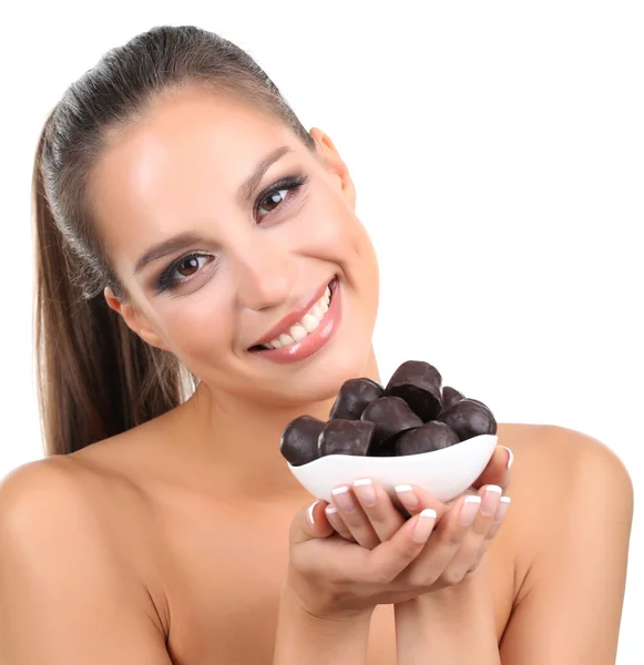 Retrato de una hermosa joven con caramelos de chocolate aislados en blanco — Foto de Stock