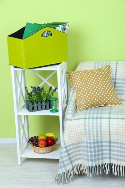 Magazines and folders in green box on shelf in room — Stock Photo, Image