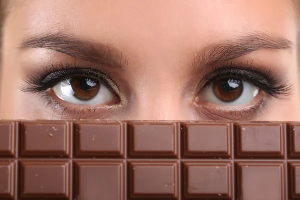 Retrato de hermosa joven con primer plano de chocolate —  Fotos de Stock