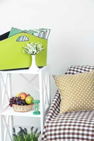 Magazines and folders in green box on shelf in room — Stock Photo, Image