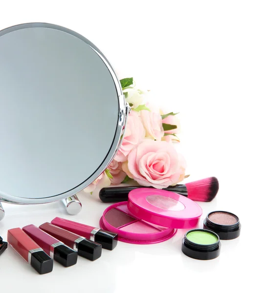 Groep decoratieve cosmetica voor make-up en spiegel, geïsoleerd op wit — Stockfoto