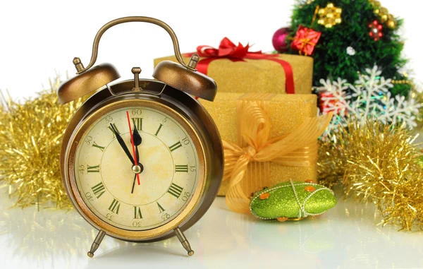 Komposition von Uhr und Weihnachtsschmuck isoliert auf weiß — Stockfoto