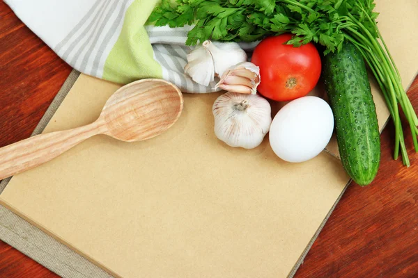 Matlagning koncept. livsmedel med tomma kokbok på nära håll — Stockfoto