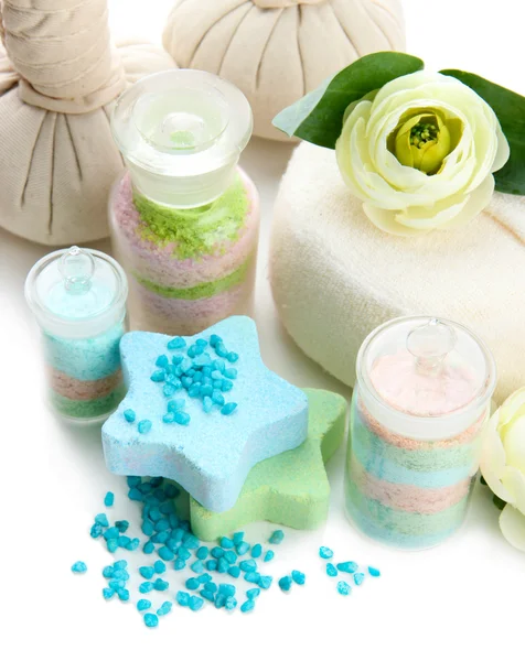 Sales aromáticas en frascos de vidrio y bolas de compresas de hierbas para el tratamiento de spa, aisladas en blanco — Foto de Stock