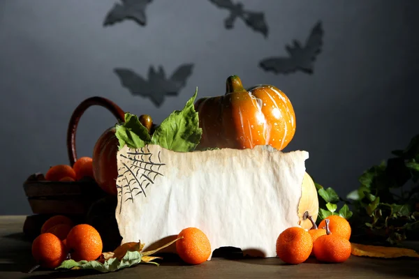 Composición de Halloween sobre fondo gris oscuro — Foto de Stock