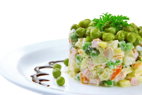 Russische traditionele salade Olivier, geïsoleerd op wit — Stockfoto