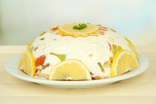 Köstliche Gelee-Kuchen auf dem Tisch auf hellem Hintergrund — Stockfoto