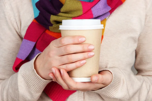 Hot drink in paper cup in hands close up — Stock Photo, Image