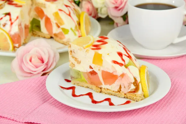 Delicious jelly cake on table close-up — Stock Photo, Image