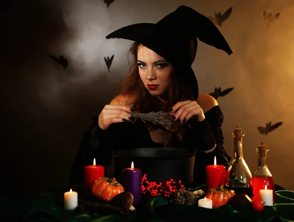 Koyu arka plan üzerinde Halloween cadı — Stok fotoğraf