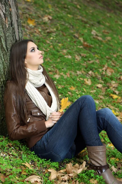 Lonely sad woman in park — Stock Photo, Image