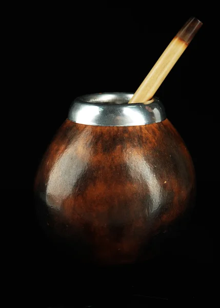 Calabash e bombilla com erva-mate isolado em preto — Fotografia de Stock