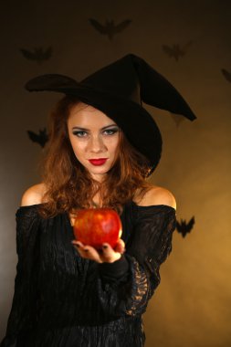 koyu arka plan üzerinde apple ile Halloween cadı
