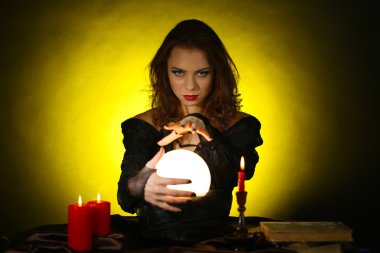 Halloween boszorkány sötét sárga háttér